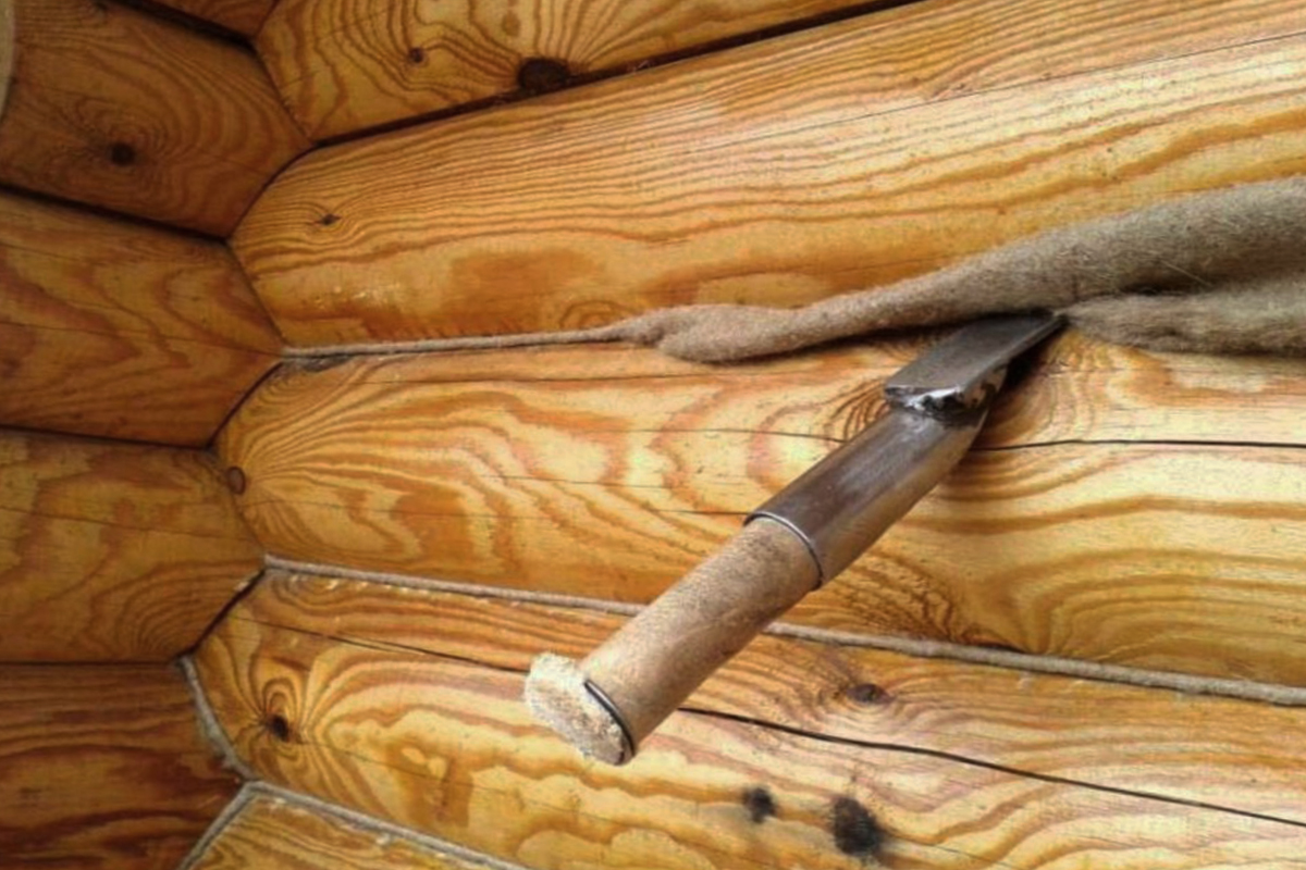 Пакля для конопатки сруба. Конопатка оцилиндрованного бревна. Конопатка сруба джутовой веревкой Вологда. Конопатка швов сруба