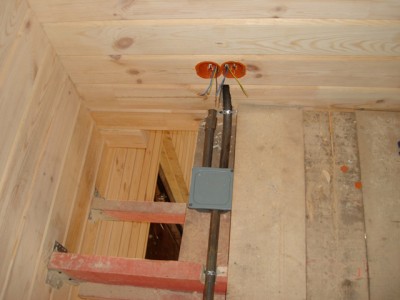 Электромонтаж внутренней скрытой электропроводки в деревянном доме